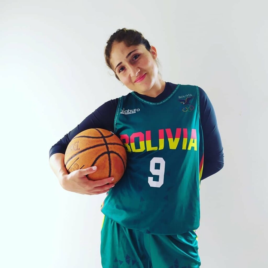 Romina Rodriguez capitana de la selección de básquet de Bolivia